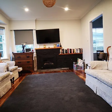 Cheerful 4 Bedroom Holiday Home